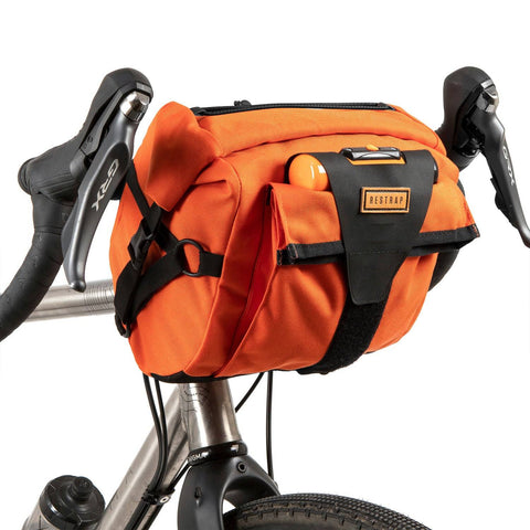 Restrap Bar Pack Lenkertasche in Orange mit Fronttaschen und Trinkflasche – ideal für Offroad-Fahrten, jetzt bei Batticuore erhältlich.