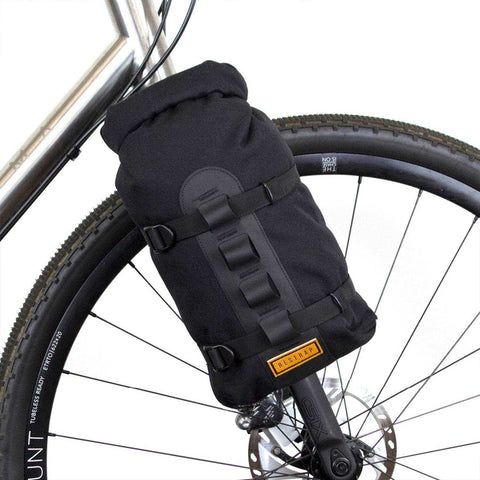 Wasserdichte Gabeltasche von Restrap zur Miete, perfekt für zusätzliche Ausrüstung auf Bikepacking-Touren bei Batticuore.