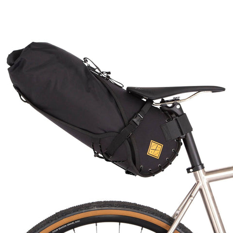 Restrap Satteltasche 18l/14l am Fahrrad montiert, ideal für Bikepacking und Abenteuer, sicher befestigt unter dem Sattel.