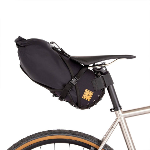 Restrap Satteltasche 8L am Fahrrad montiert, ideal für Bikepacking. Kaufen Sie jetzt die Restrap Satteltasche 8L bei Batticuore.