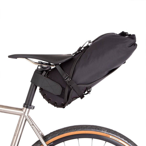 Restrap Satteltasche 18l/14l vollständig gepackt und sicher befestigt am Fahrrad, ideal für lange Touren.