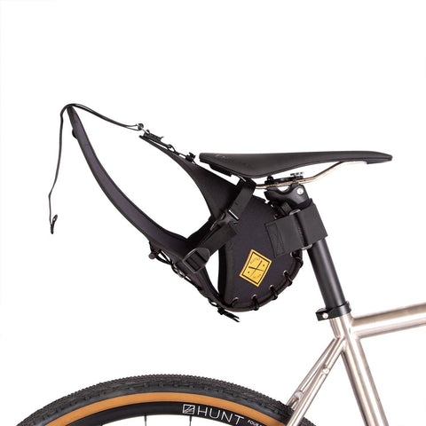 Fahrrad mit leerem Restrap Satteltaschenhalter 8L, bereit zur Beladung. Kaufen Sie jetzt die Restrap Satteltasche 8L bei Batticuore.