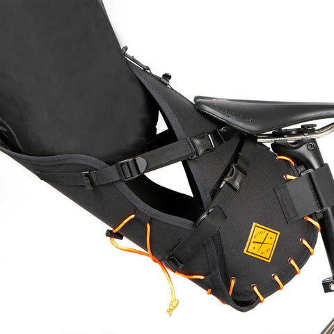 Detailansicht der Satteltasche von Restrap mit stabiler Befestigung und wetterfestem Material.