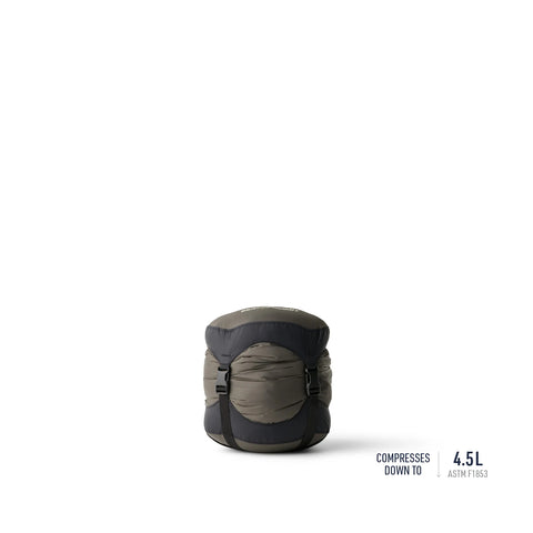 Sea to Summit Spark Daunenschlafsack Unisex komprimiert auf 4,5 Liter, platzsparend für Rucksacktouren und Camping.