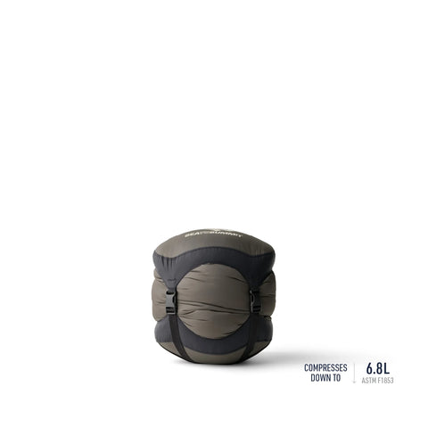 Sea to Summit Spark Daunenschlafsack Unisex komprimiert auf 6,8 Liter, leicht verstaubar für Outdoor-Abenteuer.
