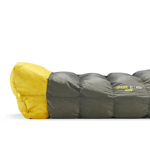Detailansicht des Sea to Summit Spark Daunenschlafsacks Unisex mit Temperaturangabe 7°C | 45°F, für milde Bedingungen.