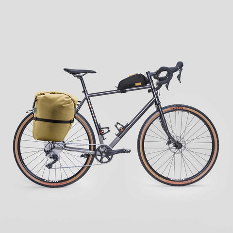 Schwarz-graues Bikepacking Gravelbike mit Gepäcktaschen, auf weißem Hintergrund, für Outdoor-Radtouren, mit Zubehör für längere Fahrten