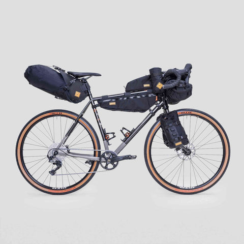 Komplett ausgestattetes Fahrrad mit Restrap Satteltasche 18l/14l und weiteren Taschen für Bikepacking-Touren.