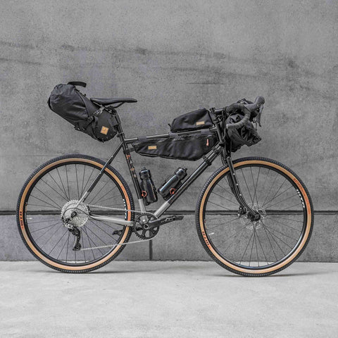 Nahaufnahme des schwarzen Fahrradrahmens mit Gepäckträger, 12-Gang-Schaltung, robuste Reifen, für Gravel- und Bikepacking-Touren, SKU: 2026
