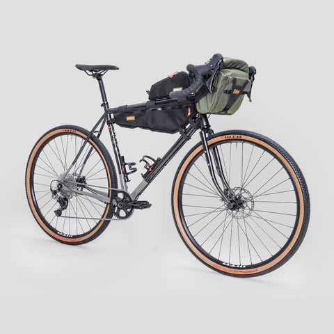 Seitliche Ansicht des Avventurieri Light - Stavanger Charcoal mit Bikepacking-Taschen für optimale Gewichtsverteilung und Stauraum.