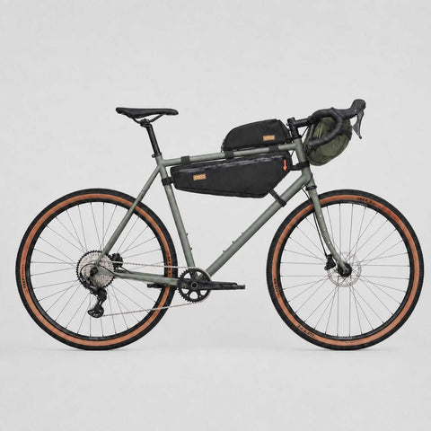 Graues Gravel-Bike mit schwarzen Packtaschen, Rahmen in Grau, für Bikepacking, 188-196cm, mit Zubehör für Outdoor-Abenteuer