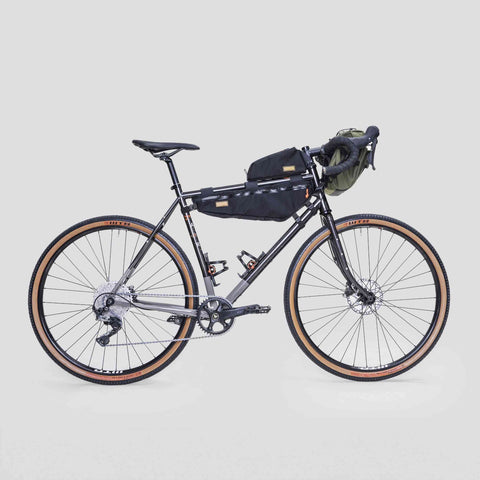 Graues Gravel-Bike mit schwarzem Gepäckträger und Packtaschen, 12-Gang-Schaltung, für Touren und Freizeit, SKU: 2026