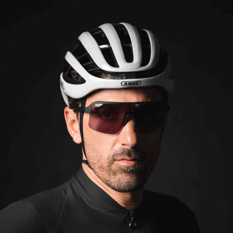 Radsportler mit Ileve N°4 Lite Fahrradbrille in Bordeaux, kombiniert mit Helm – perfekte Passform und Schutz für ambitionierte Fahrer.