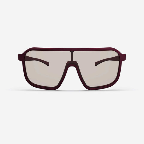 Bordeauxfarbene Ileve No. 1 Cycling Sunglasses mit hell getönten Gläsern, funktionales Accessoire für wechselnde Lichtverhältnisse beim Radfahren.