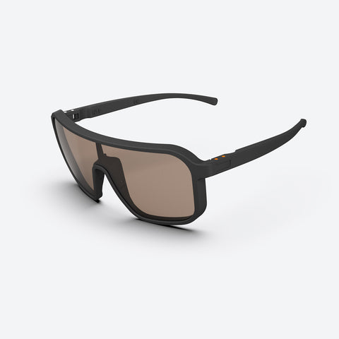 Seitliche Perspektive der Ileve No. 1 Cycling Sunglasses in Schwarz mit braunen Gläsern, ergonomisch geformt für maximalen Komfort.