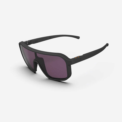 Seitliche Ansicht der Ileve No. 1 Full-Frame Velobrille in Schwarz, aerodynamisch geformt für optimalen Sitz bei sportlichen Aktivitäten.