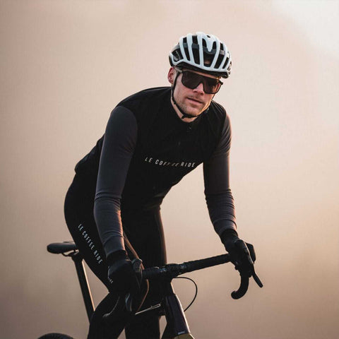 Radsportler mit Ileve No. 1 Full-Frame Velobrille beim Social-Ride, funktionales Accessoire für ambitionierte Fahrer bei Sonnenaufgang.