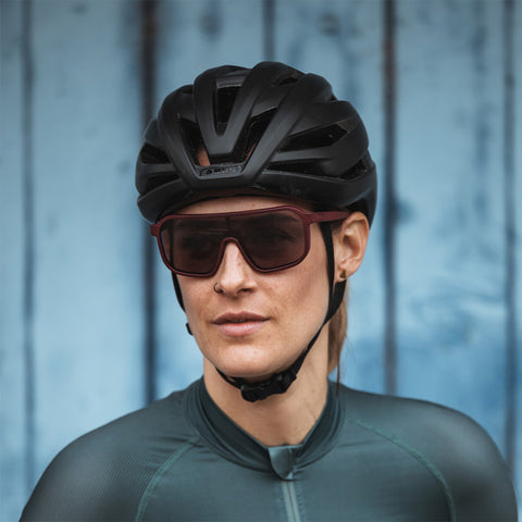 Fahrradfahrerin mit Ileve No. 1 Cycling Sunglasses in Bordeaux, stylisches Accessoire für Social-Rides und sportliche Outdoor-Aktivitäten.