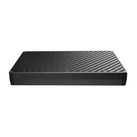 Kompakte schwarze Powerbank mit karbonähnlicher Oberfläche, zwei USB-C Anschlüsse, LED-Anzeige und Power-Taste, inklusive Ladekabel
