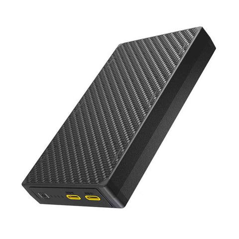 Schwarz gestaltete Powerbank mit karbonähnlicher Oberfläche, seitliche Anschlüsse, LED-Leuchten und Power-Taste, tragbar und leistungsstark