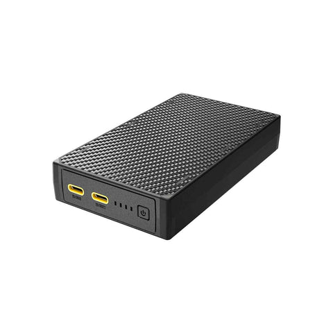 Kompakte schwarze Powerbank mit karbonähnlicher Oberfläche, zwei USB-C Anschlüsse, LED-Anzeige und Power-Taste, ideal für unterwegs