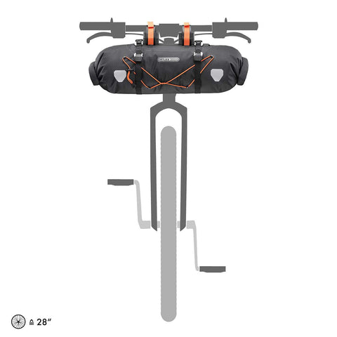 Ortlieb Handlebar-Pack 15L mit orangefarbenen Spanngurten am Fahrradlenker montiert, geeignet für 28-Zoll-Räder.