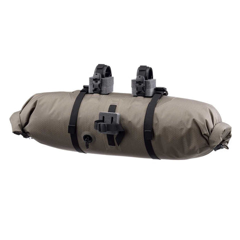 Ortlieb Handlebar-Pack in Dark Sand mit Befestigungssystem und Rollverschluss, geeignet für Gravel- und Bikepacking-Touren.