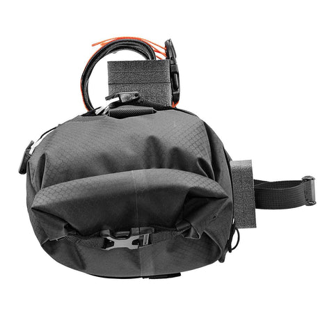 Seitliche Ansicht der Ortlieb Lenkertasche in Schwarz mit robustem Material und Kompressionsriemen für optimale Lastenverteilung.