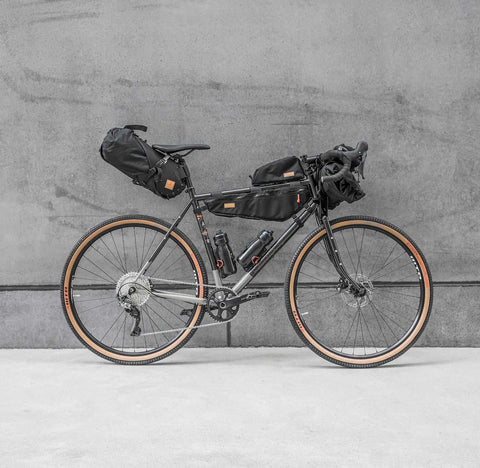 Bikepacking-Set «Essenziale» mit vier Fahrradtaschen für Abenteuerreisen. Perfekt für lange Touren mit optimaler Gewichtsverteilung und Stauraum.