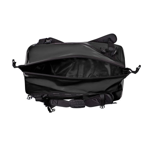 Detailaufnahme des schwarzen Befestigungsclips an Ortlieb Duffle RC Tasche