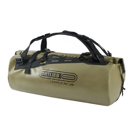 Person beim Packen einer wasserdichten Ortlieb Duffle RC Tasche, perfekt für Outdoor- und Reiseabenteuer, in natürlicher Umgebung