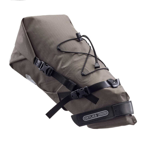 Ortlieb Seat-Pack Saddle Bag 11L in Dark Sand mit robuster Klettmontage und wasserdichtem Material für Gravel- und MTB-Einsätze.