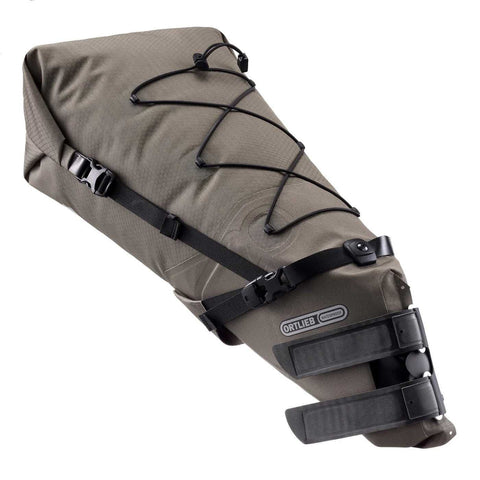 Wasserdichte Ortlieb Seat-Pack Satteltasche 16.5L in Dark Sand mit Rollverschluss und Befestigungsschlaufen für Bikepacking-Touren.