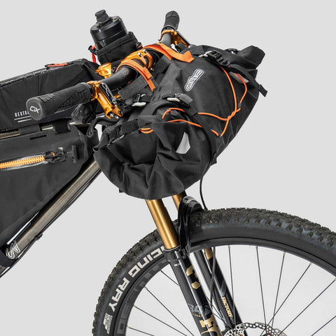 Lenkerbereich des Sour Pasta Party Bikes mit Ortlieb-Tasche, ideal für Bikepacking und Outdoor-Reisen.