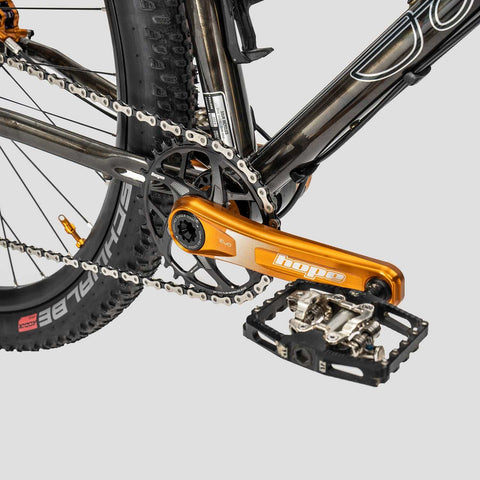 Detailaufnahme des Hope-Kurbelarms am Sour Pasta Party Bike, hochwertige Komponenten für dein Mietrad.