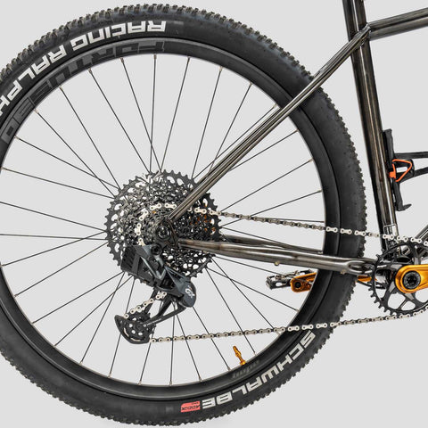 Nahaufnahme des Hinterrads mit Schaltung am Sour Pasta Party Bike, robust für jedes Abenteuer.