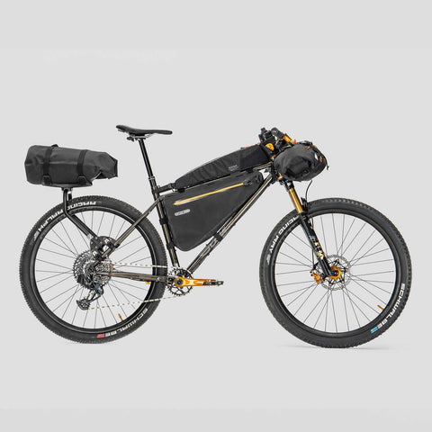 Sour Pasta Party Mountainbike mit großer Gepäckrolle am Heck, bereit für dein nächstes Bikepacking-Abenteuer.