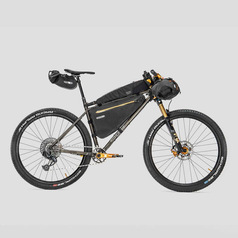 Voll ausgestattetes Sour Pasta Party Bike mit Packtaschen, ideal für Abenteuerreisen und Outdoor-Cycling.