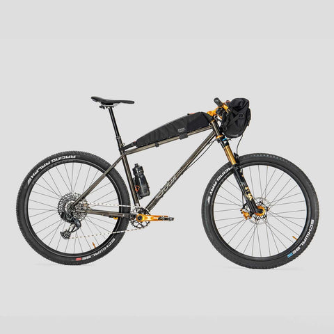 Sour Pasta Party Fahrrad mit Rahmentasche und Lenkertasche, perfekt für Bikepacking und lange Touren zu mieten.