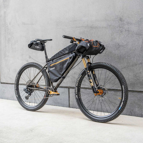 Sour Pasta Party Fahrrad mit Taschen und Federgabel, bereit für anspruchsvolle Bikepacking-Touren.