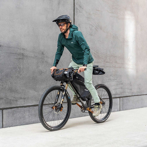 Fahrer auf dem Sour Pasta Party Bike mit kompletter Ausrüstung, ideal zum Mieten für Outdoor-Abenteuer.