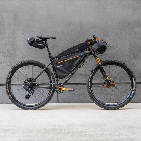 Sour Pasta Party Bike L mit kompletter Bikepacking-Ausrüstung, ideal zum Mieten für Abenteuer und Outdoor-Touren.