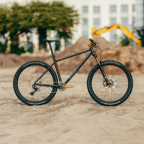 Sour Pasta Party Fahrrad auf Sandboden, bereit für dein nächstes Abenteuer mit komfortabler Geometrie.