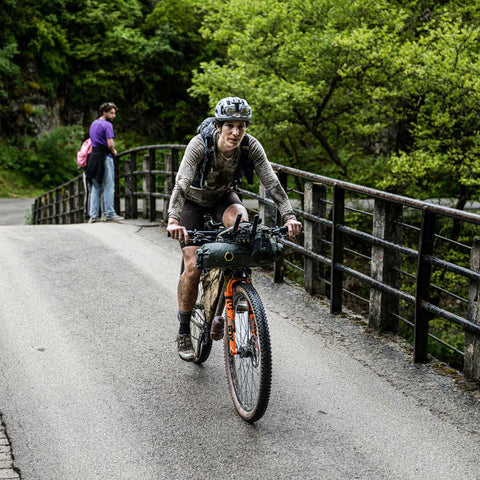 Mountainbiker auf dem Sour Pasta Party Bike bei einer Tour, perfekt zum Mieten für Offroad-Abenteuer.