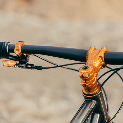 Lenker und Vorbau in Orange am Sour Pasta Party Bike, auffälliges Design für dein Miet-Mountainbike.