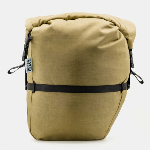 Beige Fahrrad-Gepäckträgertasche mit wasserdichtem Rollverschluss, ideal für Schlafsäcke und Isomatten, mit schwarzem Gurt und Logo-Label