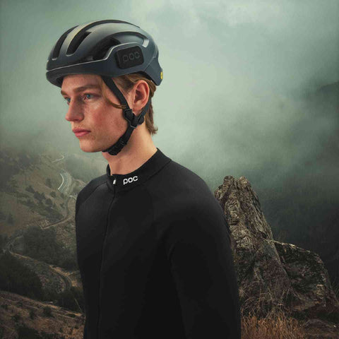 POC Omne Ultra MIPS Helm getragen in der Natur