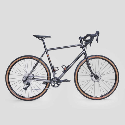 Stavanger Charcoal Gravelbike ohne Gepäck, ideal für Bikepacking und lange Touren.